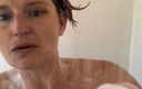 Rachel Wrigglers: Rachel Wriggler, rousse mature sexy, installe son téléphone sous la...