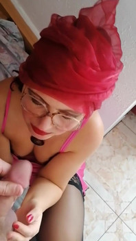 Con trai riêng đầu tiên cho mẹ kế của mình một hương vị nhỏ và sau đó bắn tinh trùng của anh ấy trên khắp mặt của cô ấy