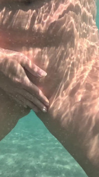 Una MILF Nuda Che Nuota Con Un Plug Anale Sott'acqua