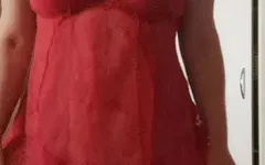 Mẹ kế mặc đồ lót màu đỏ, quyến rũ người yêu