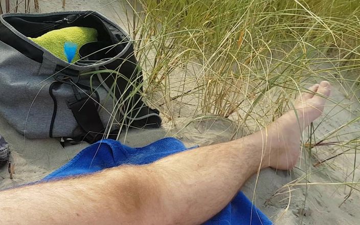 Double-Dutchies: Nackter spaß am strand - wichsen, lutschen, arschspiel mit spielzeug und...