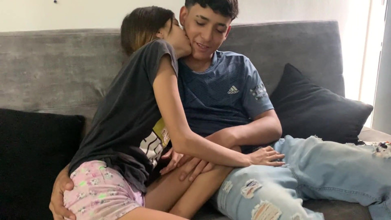 TUflacasex123: Joacă acasă cu sora mea vitregă se termină într-un futai