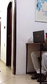 Esposa de verdade trai o marido enquanto ele usa fones de ouvido com o entregador.