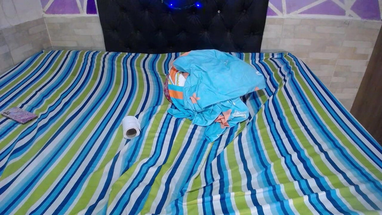 Britanly-Brow: मेरा सौतेला भाई मुझे हस्तमैथुन करते हुए पाता है और मुझे चोदता है