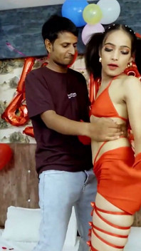 India novia disfrutando de trío hardcore sexo en su cumpleaños