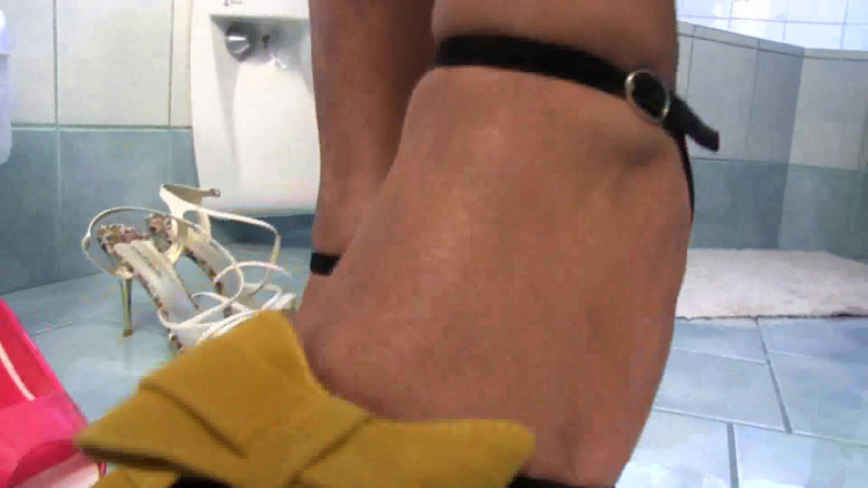 Foot Girls: Solo-schuhe spielen mit ebenholz-schlampe im badezimmer