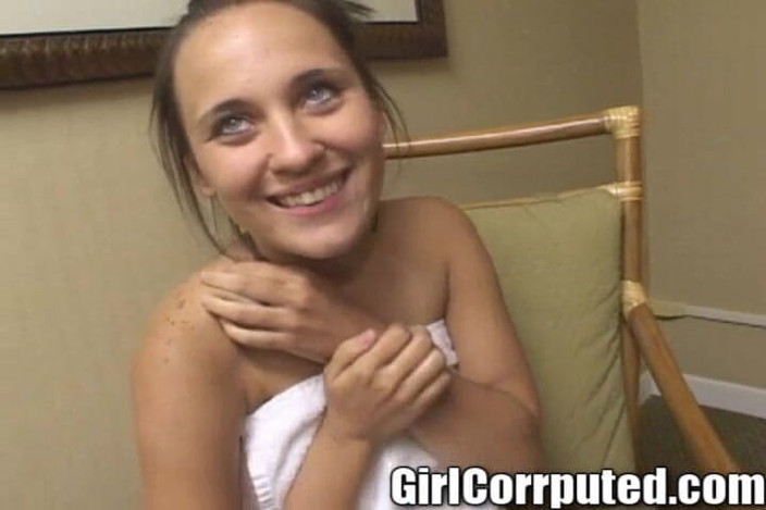 Dirty D: ASMR La jeune Sierra Snow timide se baigne une serviette,...