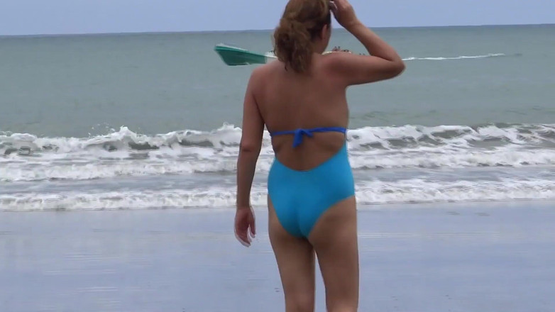 Ardientes69: Madrasta se mostra na praia, ela faz meu pau duro...