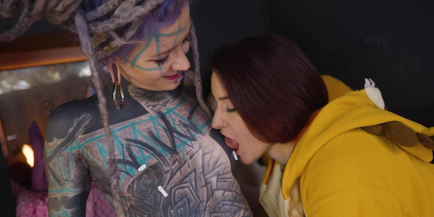 Miss Flora: Luta de travesseiros e diversão lésbica com Anuskatzz