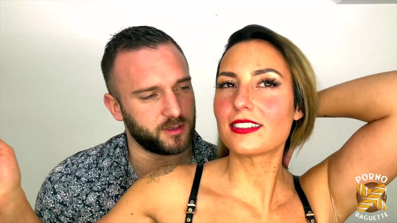 Porno Baguette: Pam bize büyük göğüslerini gösteriyor!