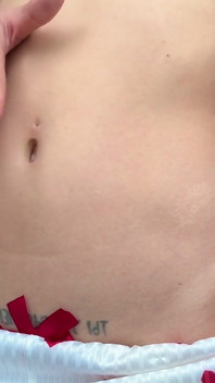 마른 학생이 배꼽을 만지며 마른 배를 놀린다