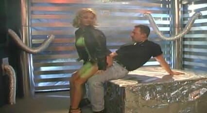 Perfect Porno: Blonda cu țâțe mari călărește pula foarte tare