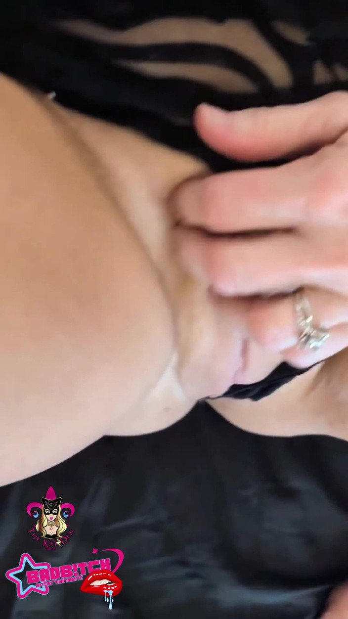 Kat-Licious: Kat-Licious svůdně škádlí, když je v posteli se Zebrou Print Teddy