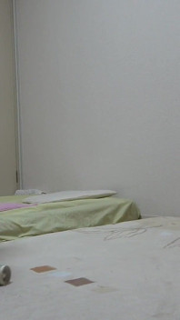Mädchen nur wohnung in Japan, Mädchen putzen, während natürliche titten aus der studentenuniform und tanga in Kamel zehen passen