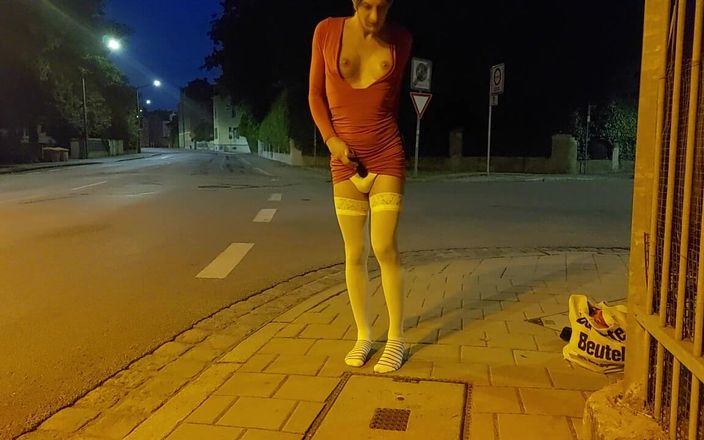 sweetfeet29: Sissy chce się wytrysnąć w mieście