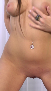 Chica divina se viste y muestra su cuerpo