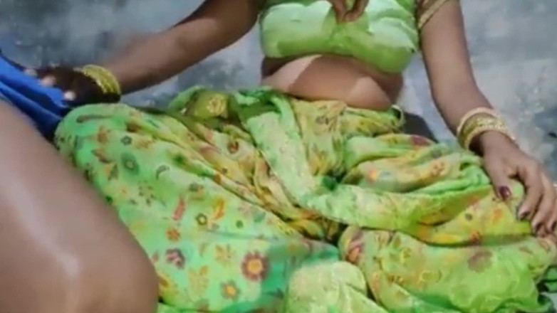 Riyadesi18: Bihari india chodwati hai apne chote dewar ka cuerpo dekhke (audio...