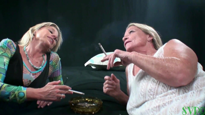 Nasty grannies: 2人のバイセクシュアルなおばあちゃんが夕食に小さな男の肉を手に入れます