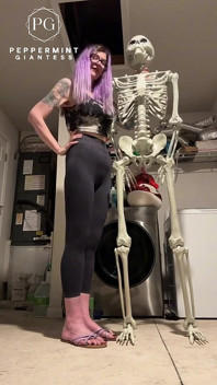 6'7 Barefoot Giantess Towers Over Everything at Home! Height Comparisons + Chores POV