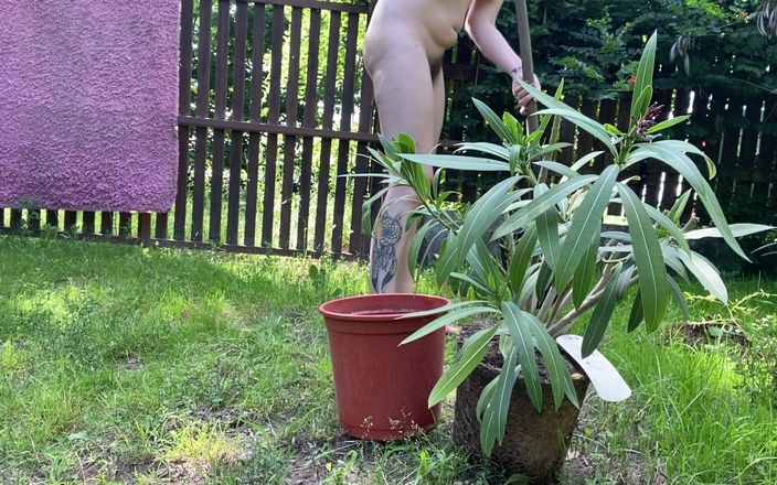 Cute Blonde 666: Owłosiona dziewczyna nago ogrodnicza na zewnątrz