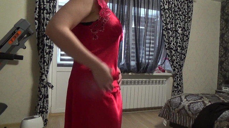 Sexy Milf: あなたのためにセクシーな赤いサテンのネグリジェをモデリングする最もセクシーな私の衣装N4
