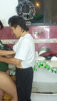 继父在厨房乱搞他的大屁股继女