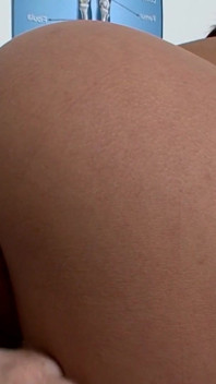 하드코어하게 뚫리고 정액에 흠뻑 젖은 미시 갈색 머리 밀프