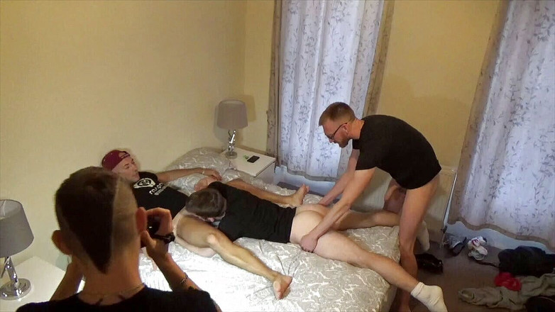 RAW PORN SPY CAM: Con doppia penetrazione senza preservativo per Danny