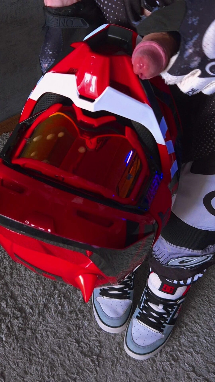 Sneakersmax98: Vystříkej se na přilbu, zatímco se nikdo nedíval.