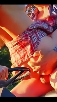 Fată de la fermă futută cu degetul și futută pe tractor