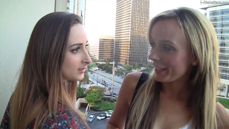 Babe Stare: Due lesbiche sexy hanno un po'di piacere pomeridiano