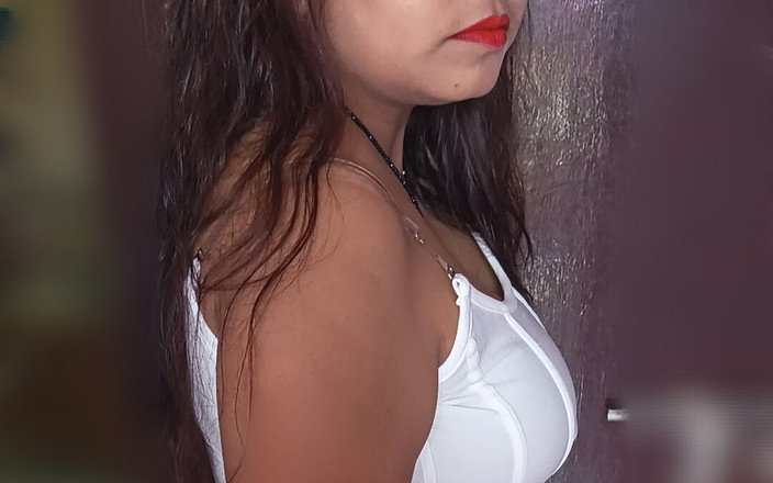 Ankita10000: Indická Sexy Manželka S Velkým Černým Pérem Doma