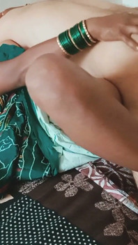 Desi styvmamma i gröna Sari het knull. Indisk by sex.