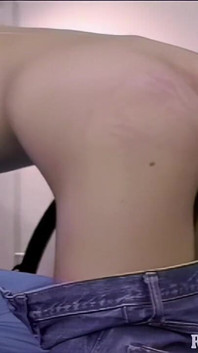 Drobná blondýnka dostane potrestána klasickým výpraskem