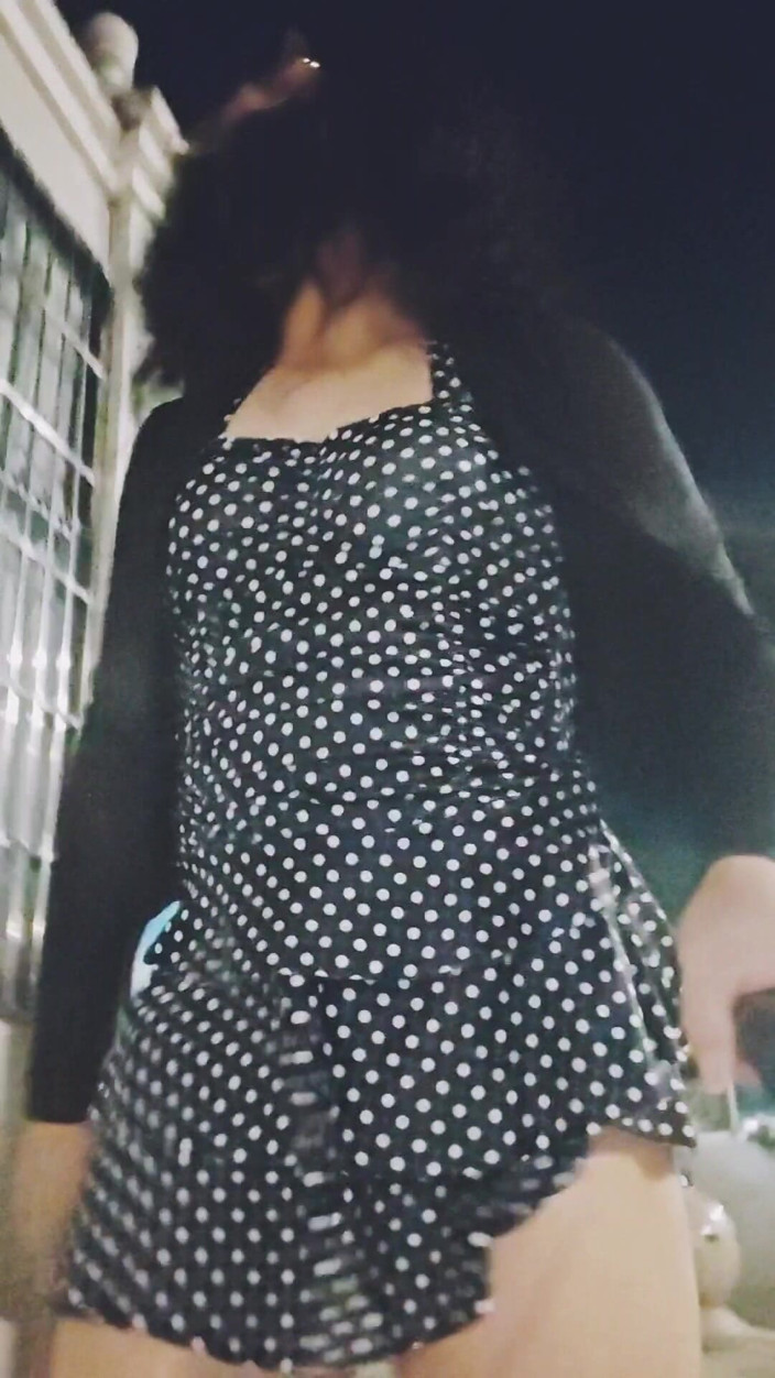 cd_vv: プリントされたドレスを着て夜の路上で露出している