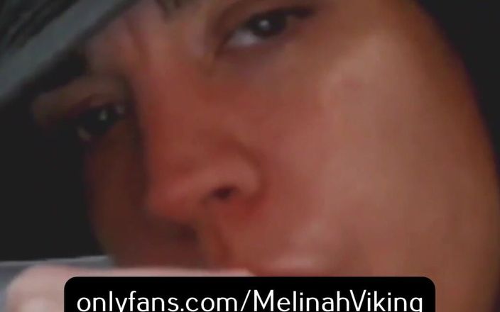 Melinah Viking: アップクローズショート