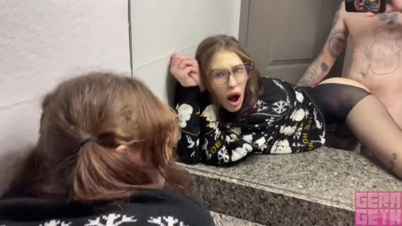 Gera Geyn Studio: 彼氏がシャワーを浴びている間に巨大なチンポでしゃぶってハメる