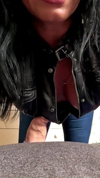 가랑이 없는 청바지 POV 서프라이즈. 승마, 더블 질싸와 정액 먹기