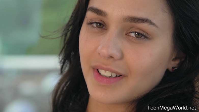 Teen Mega World: 黒いディルドが白いマンコの奥深くまで入ります