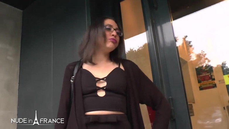 Nude in France: Молодая курящая брюнетка сосет член у глорихола и получает анал и покрытую спермой в гэнгбэнге в свинг-клубе