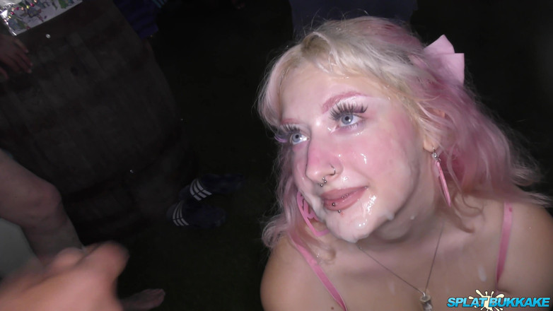 Gangbang team: 英国のベビードールはディープスロートの準備ができています