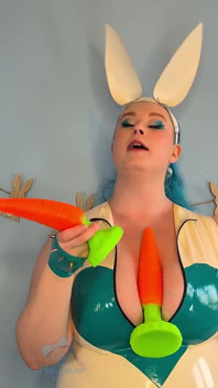 Bunny Domme menyumbat pantat joi - awek solo