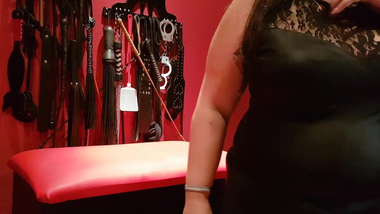 DOMINATRIX6: Dominująca brunetka MILF karze swojego uległego niewolnika klapsami i palcami