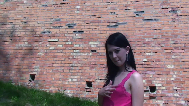 Just beauty and solo girls: Śliczna nastolatka lolly miga jej małe cycki i cipki na...