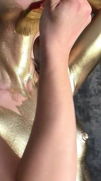 Seni bodysuit emas yang indah dan seks lembut dengan kecantikan berkulit emas