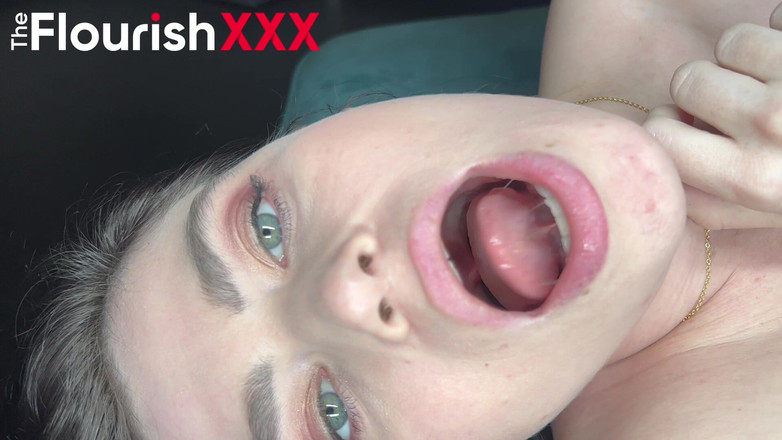 The Flourish XXX: yıldızı esmer 2 solo: dil oyunu ve yağ oyunu