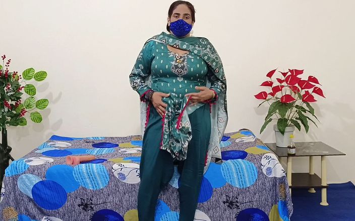 Raju Indian porn: Indische tante met grote borsten vingert poesje en komt klaar...