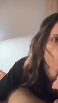 Tvé POV, zatímco jsem na kolenou, bereš tvého ptáka do pusy