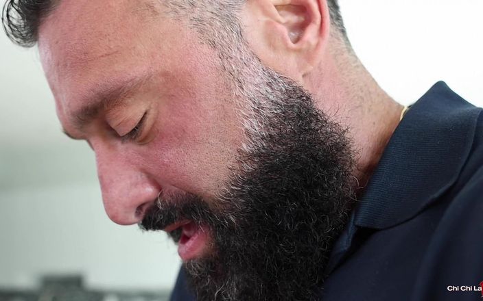 Chi Chi La Raw: Op heterdaad betrapt door stiefvader!