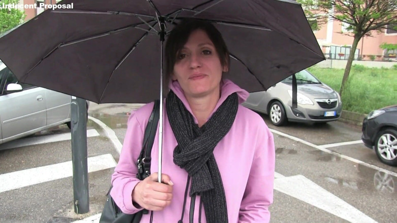 Indecent proposal: Nieprzyzwoite propozycja - zamężna włoska milf zgadza się i uprawia seks...